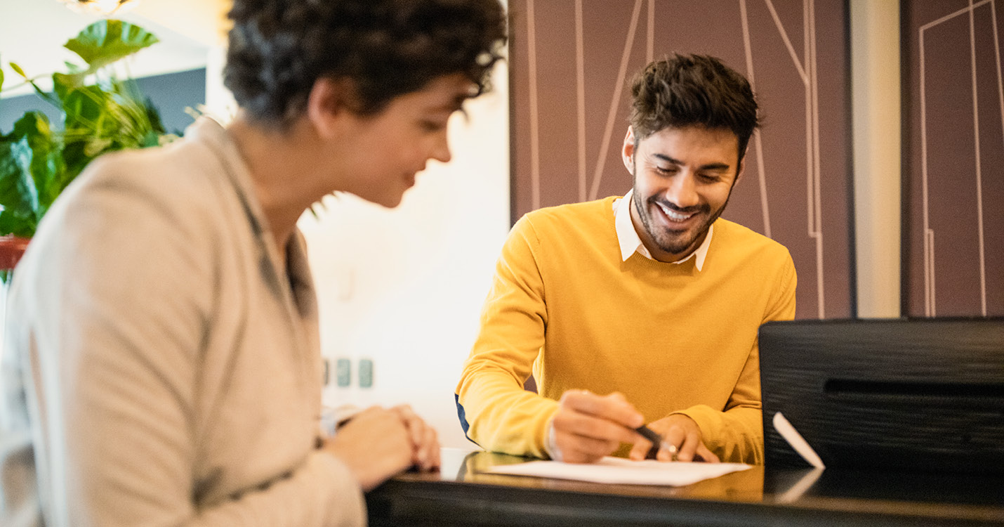 DERTOURDeutschland_Hotel_Rezeption_Mann