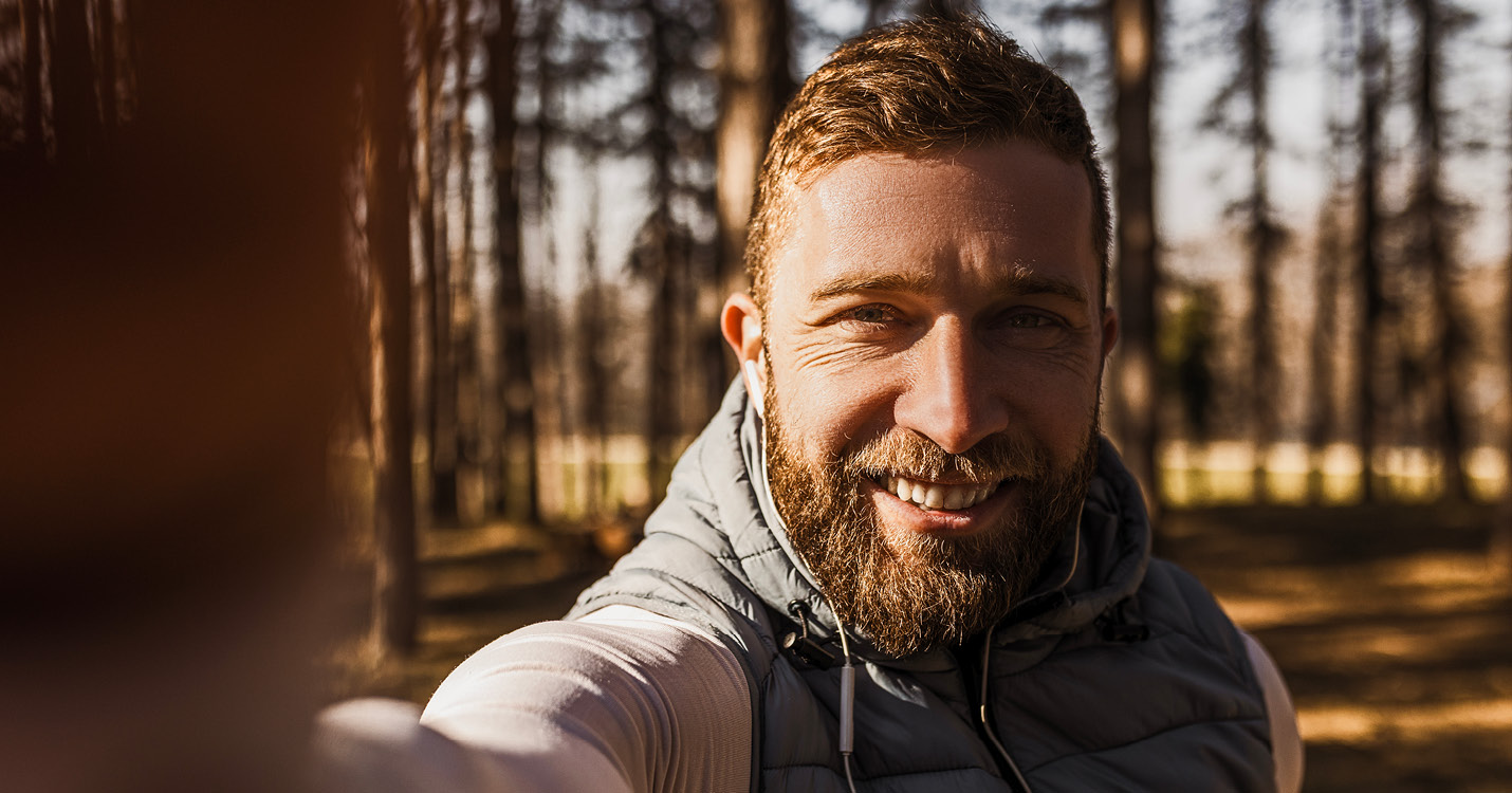 DERTOURDeutschland_Selfie_Wald_Mann