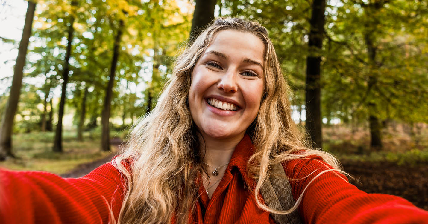 DERTOURDeutschland_Selfie_roterPulli_Wald