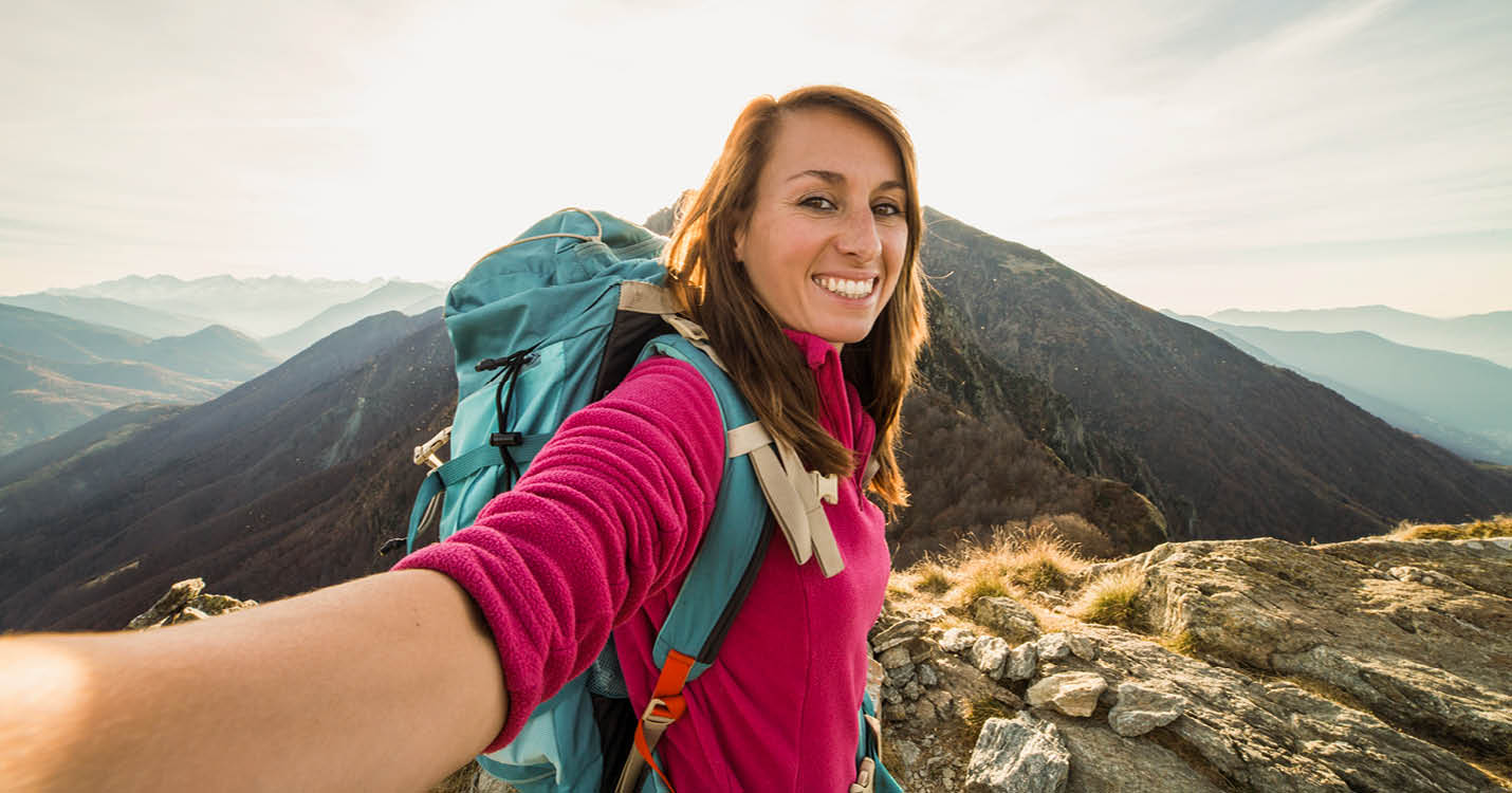 DERTOURDeutschland_Selfie_Frau_Berg_Wandern