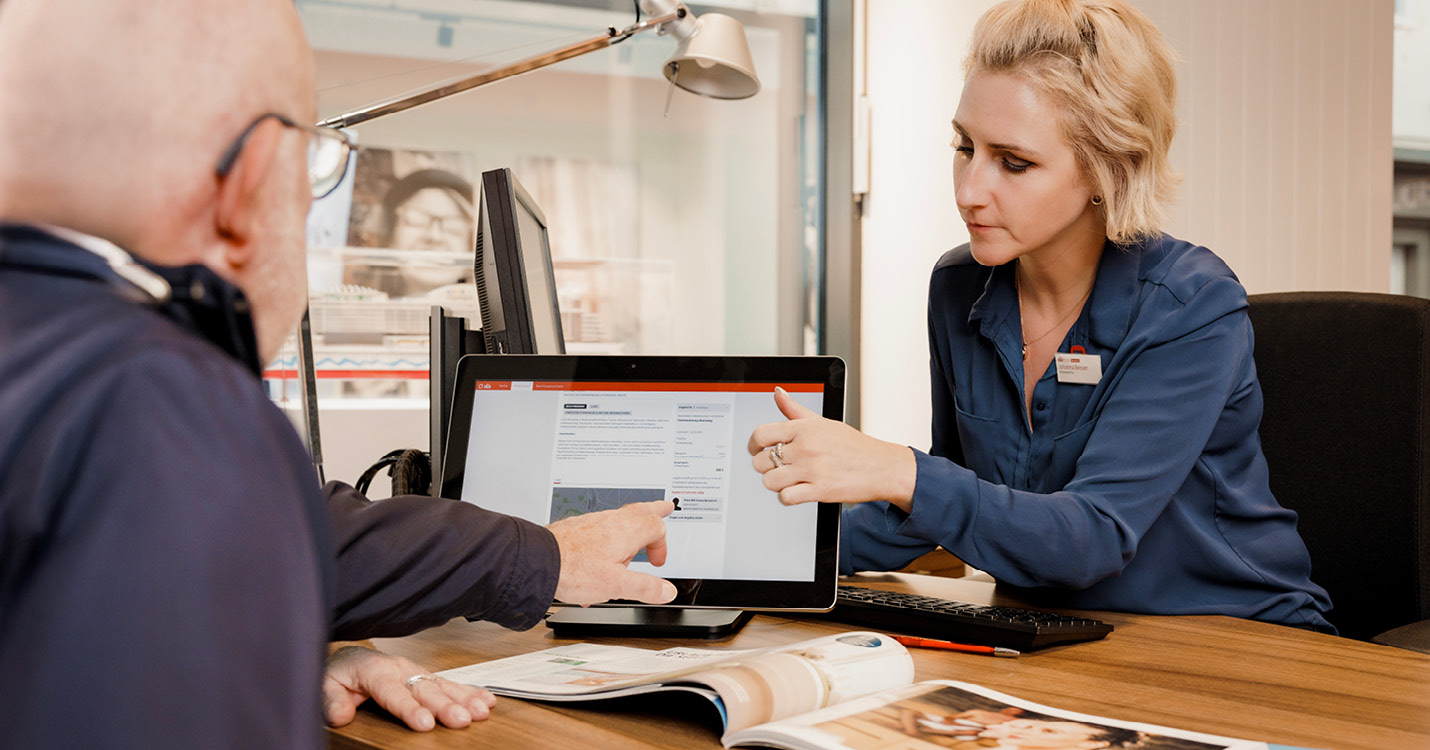 DERTOURReisebüro__Beratung_BlondFrau