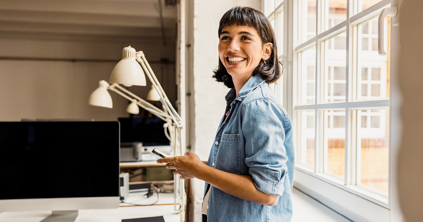 DERTOURDeutschland_Frau_Bildschirm_Büro