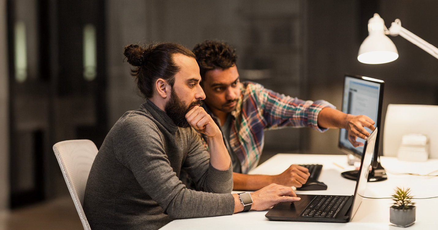 DERTOURDeutschland_Kollegen_Laptop_IT