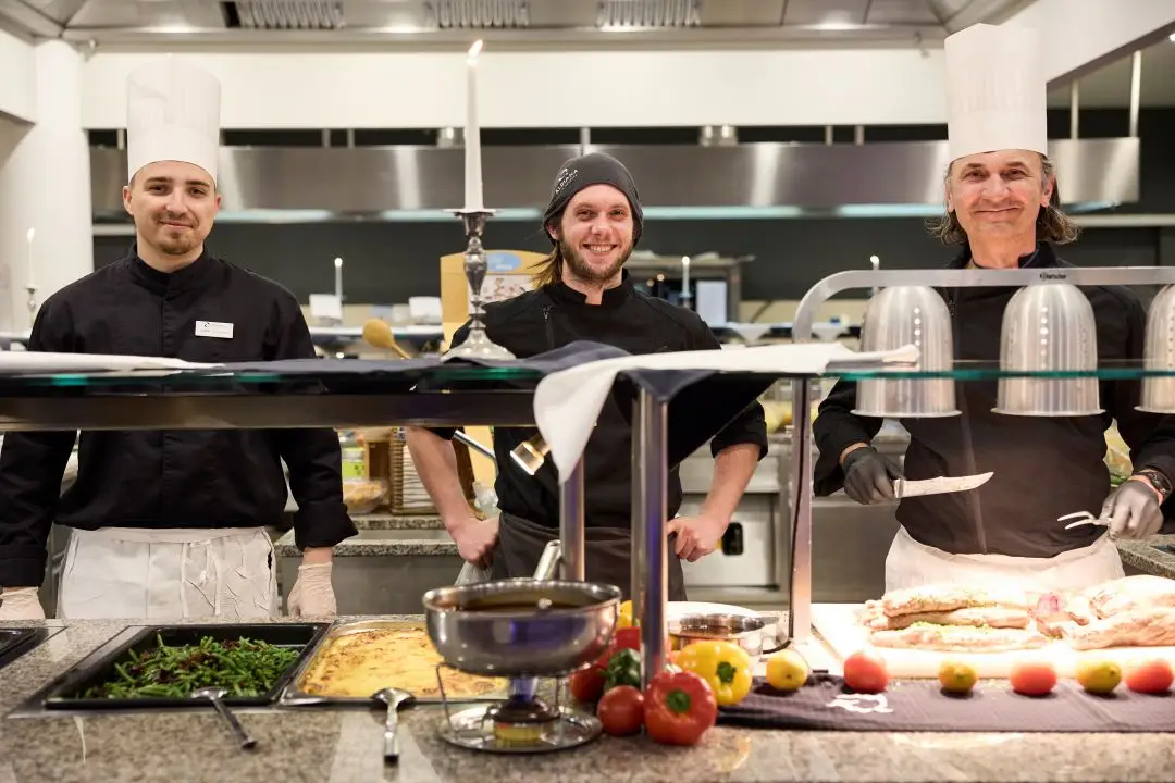 Köche in der Küche, Küche Hotel, Jobs in der Küche eines Hotels, Abwäscher