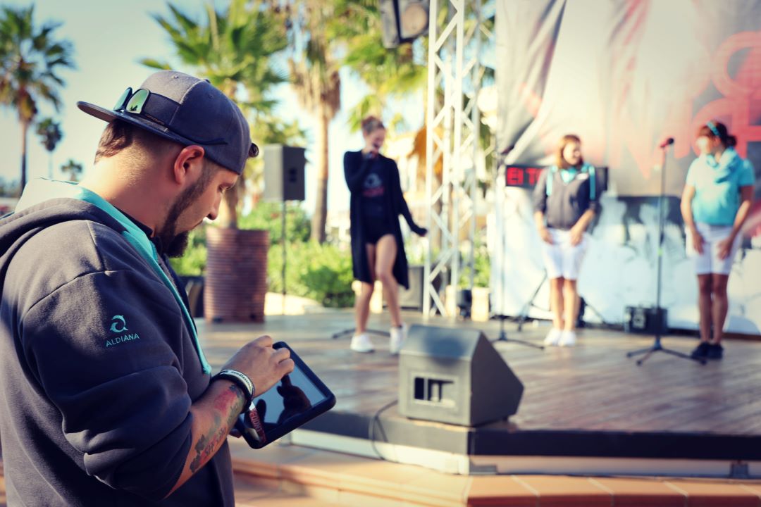 Veranstaltungstechniker, Bühne, Ton Licht, Mann mit Tablet zur Steuerung in der Hand