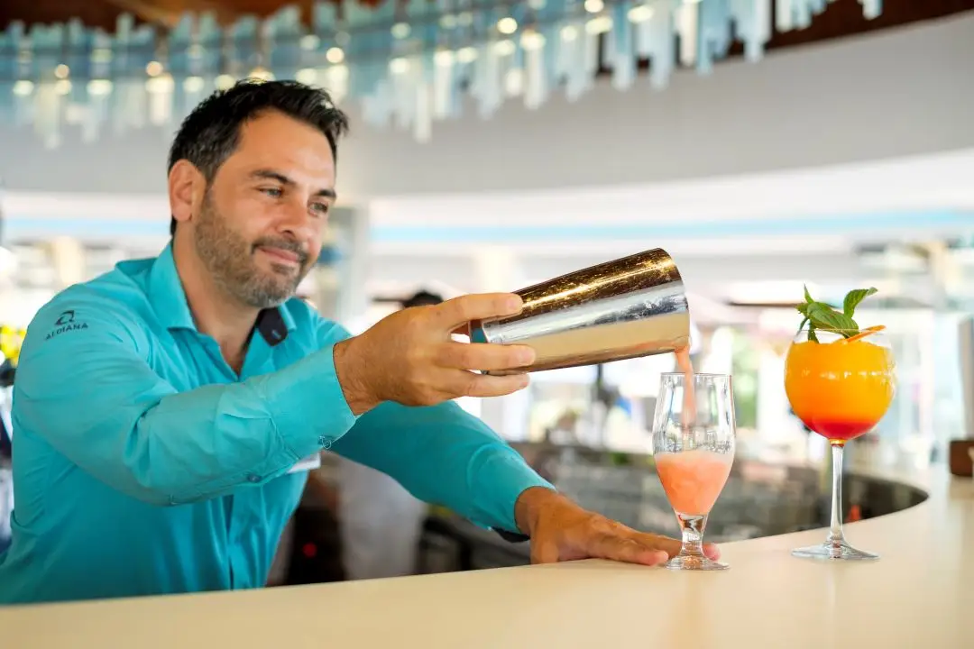 Barkeeper der einen Cocktail mischt und eingießt