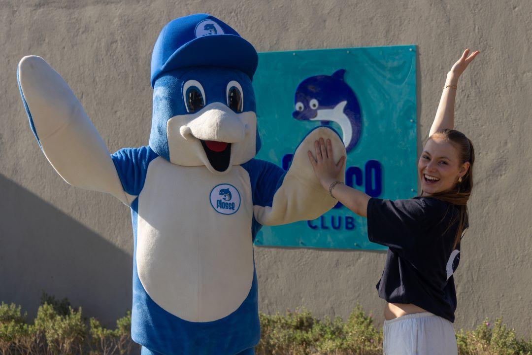 Flosse Club mit Flosse und einer Mitarbeiterin, Kidsclub, Bild vor Clubanlage